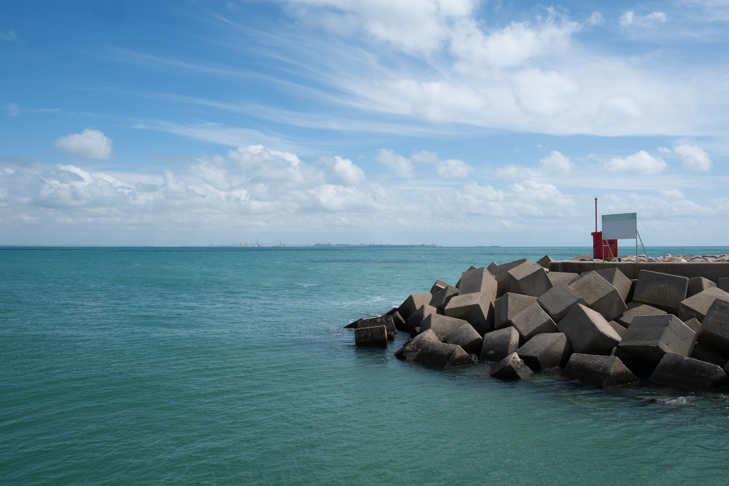 Hafen von Rota – Wellenbrecher und türkises Meer